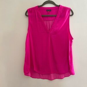 Like New Vince Camuto Fuchsia Sleeveless V-Neck Top